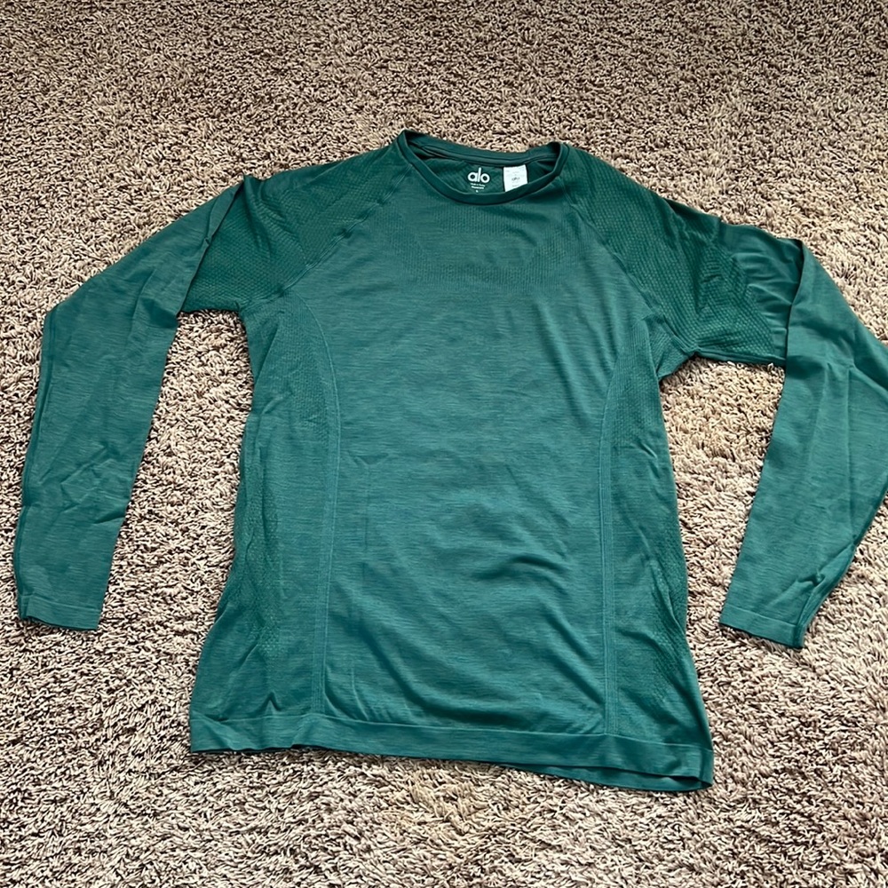 ALO Yoga Men’s Long-Sleeve Crew Tee in Deep Green